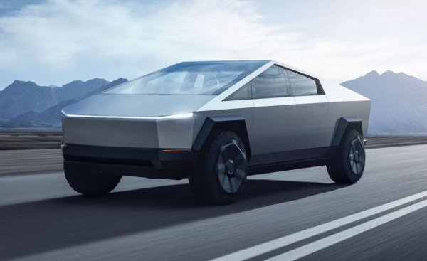 Tesla Cybertruck е електромобилът на Шрьодингер, заседнал в състояние на квантова суперпозиция, където изглежда едновременно на ръба на производството и изключително далеч от него &ndash; и явно ще останем в неведение още една година. Последните коментари на изпълнителния директор на Tesla Илон Мъск към инвеститорите поставят началото на масовото производство през 2024 г., въпреки че няколко бройки може да се промъкнат през производствената линия преди това.